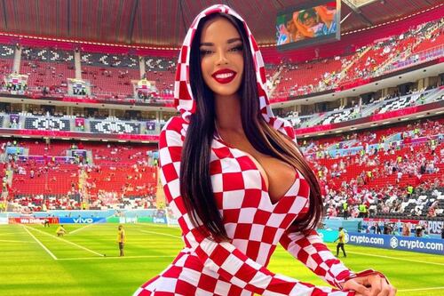 Fanática de Croacia reta la censura con su vestimenta en Qatar