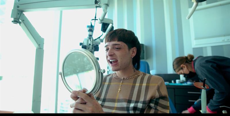 El dentista de los famosos hace realidad las locuras del cantante del corrido tumbado.
