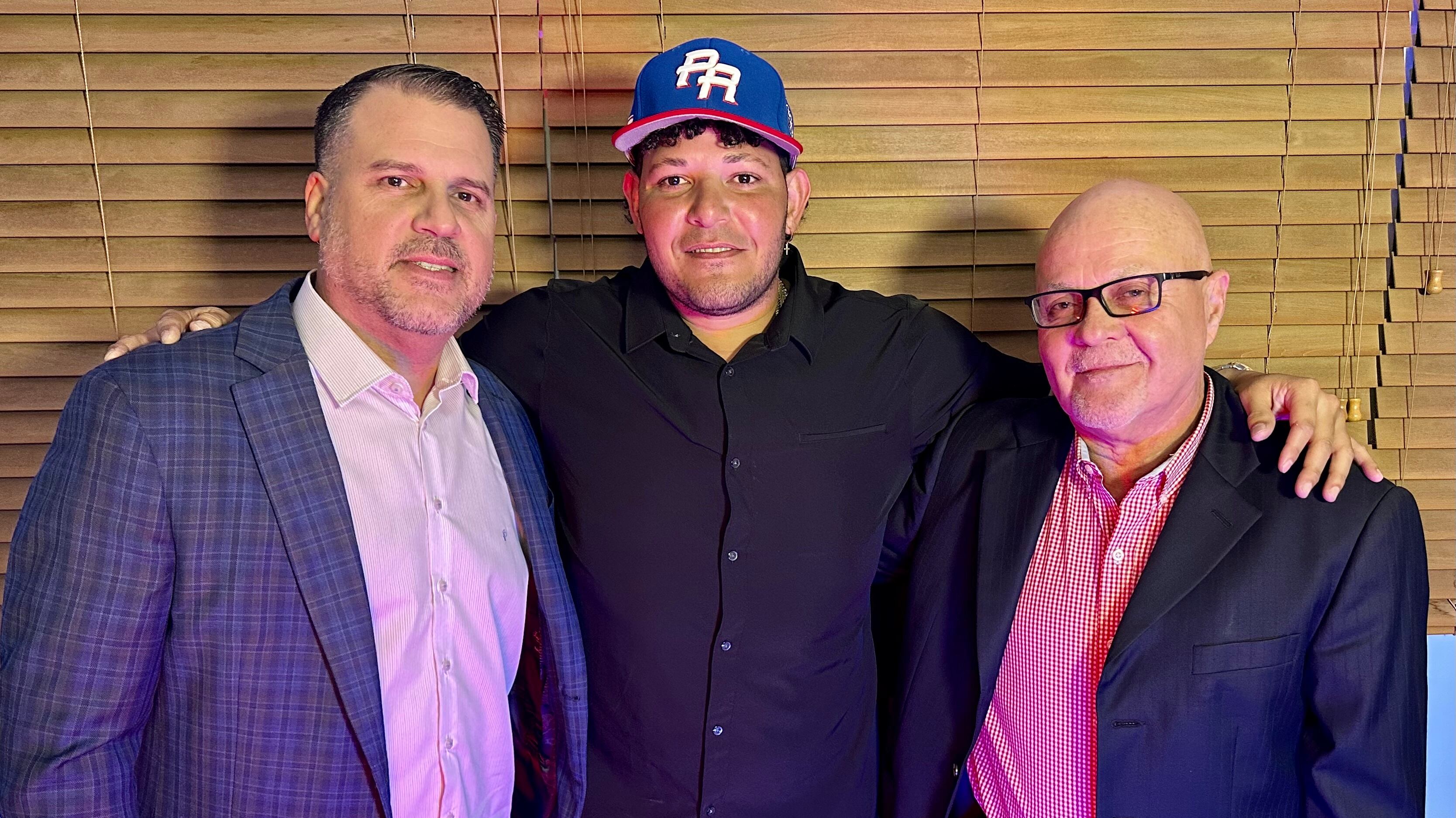 Yadier Molina junto a Joey Solá y el Dr. José Quiles