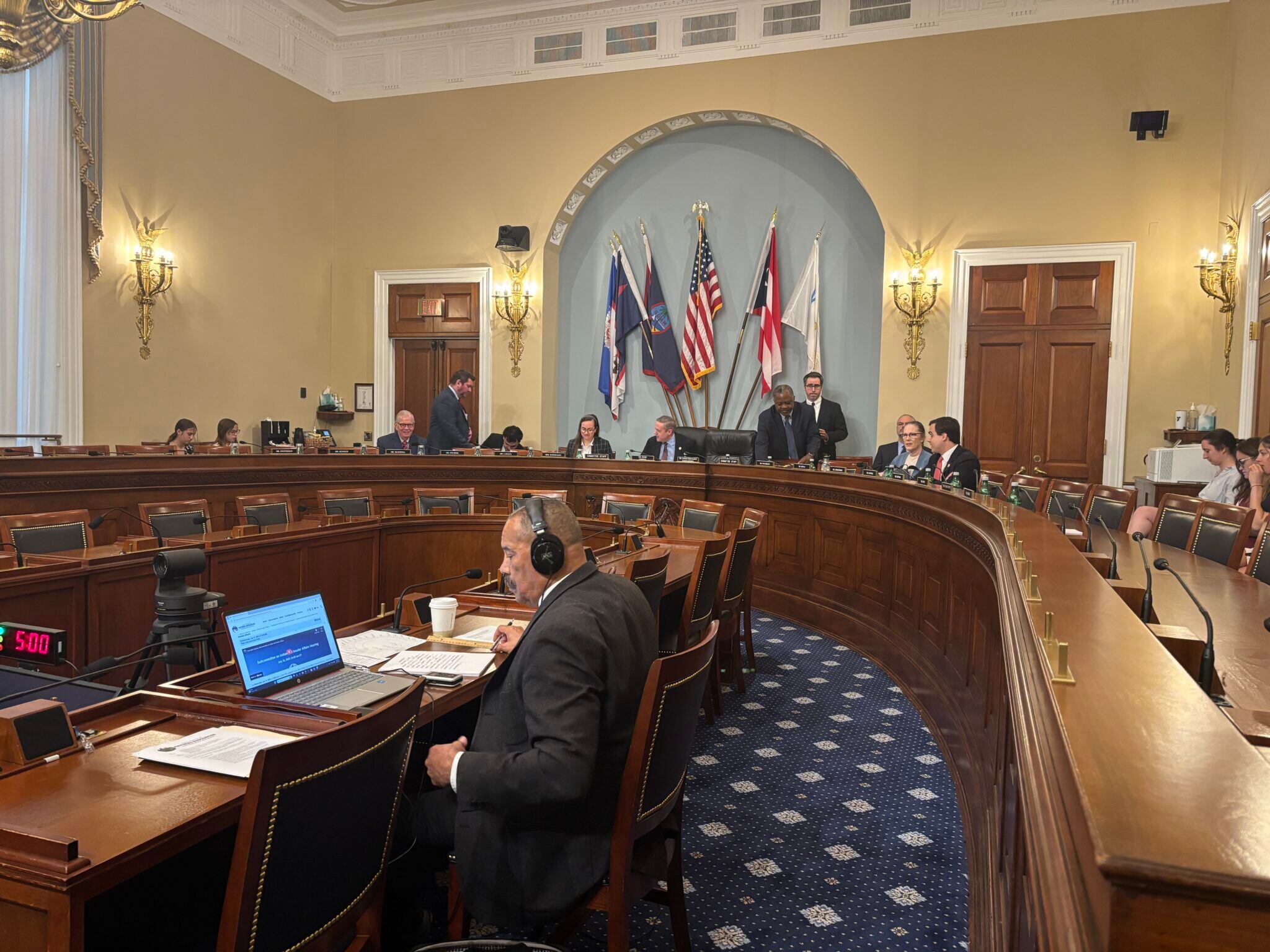 La audiencia empezó puntual en el salón 1324 del Longworth House Office Building.
