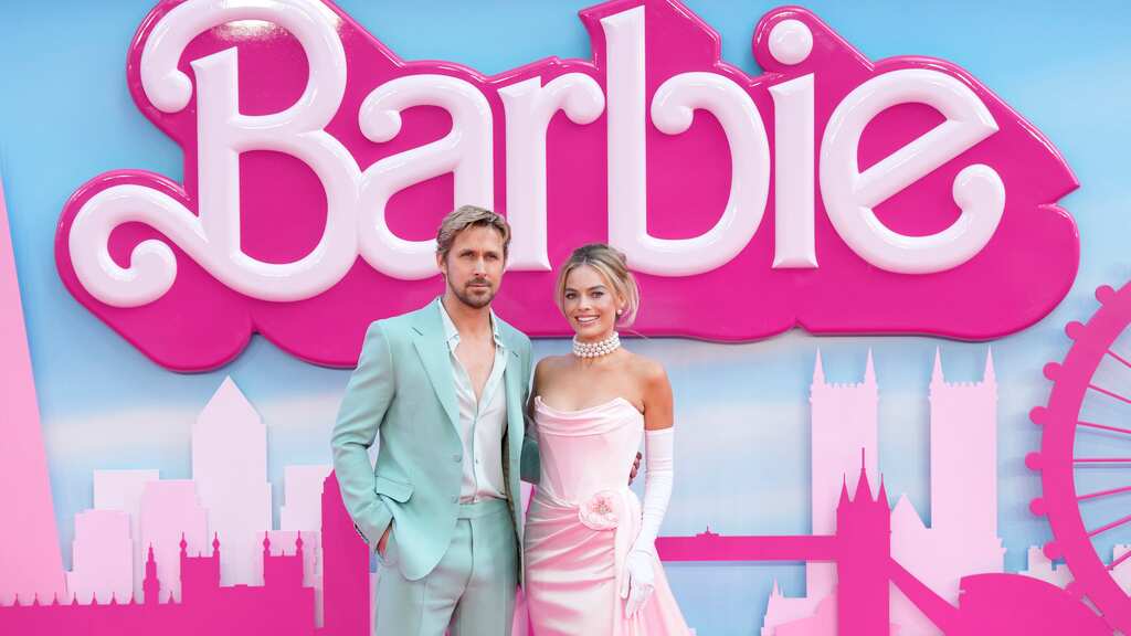 ARCHIVO- Ryan Gosling, izquierda, y Margot Robbie posan a su llegada a la premiere de "Barbie" el 12 de julio de 2023, en Londres. “Barbie” de Greta Gerwig dominó las nominaciones a los Globos de Oro con nueve menciones el 12 de diciembre de 2023. (Scott Garfitt/Invision/AP, archivo)