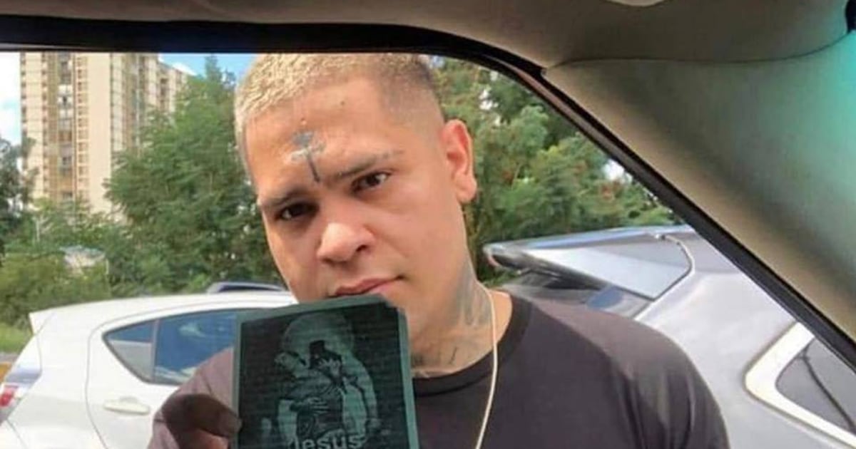 Captan a cantante Almighty repartiendo comida a personas sin hogar ...