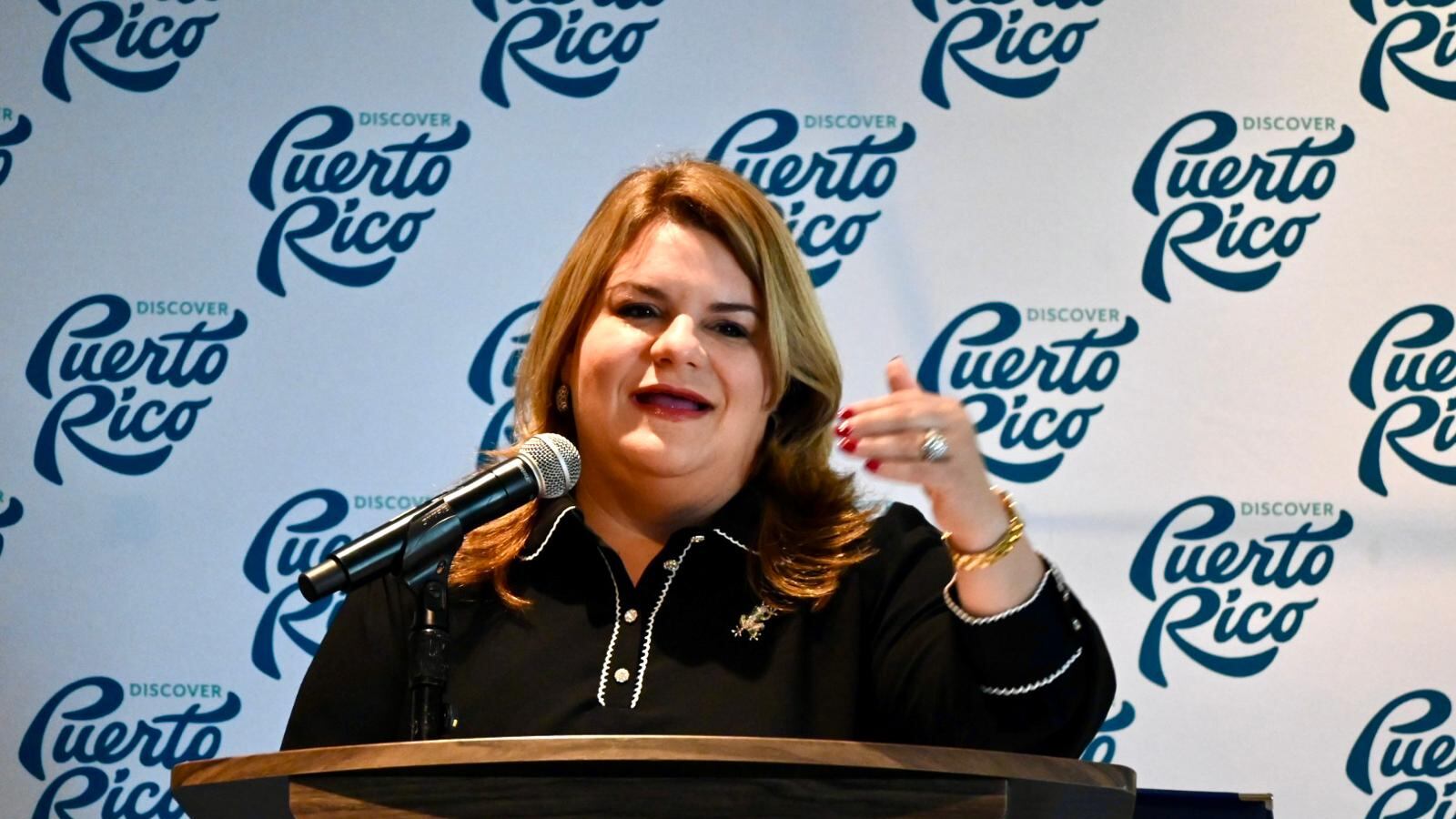 La gobernadora de Puerto Rico, Jenniffer González Colón, en conferencia de prensa.