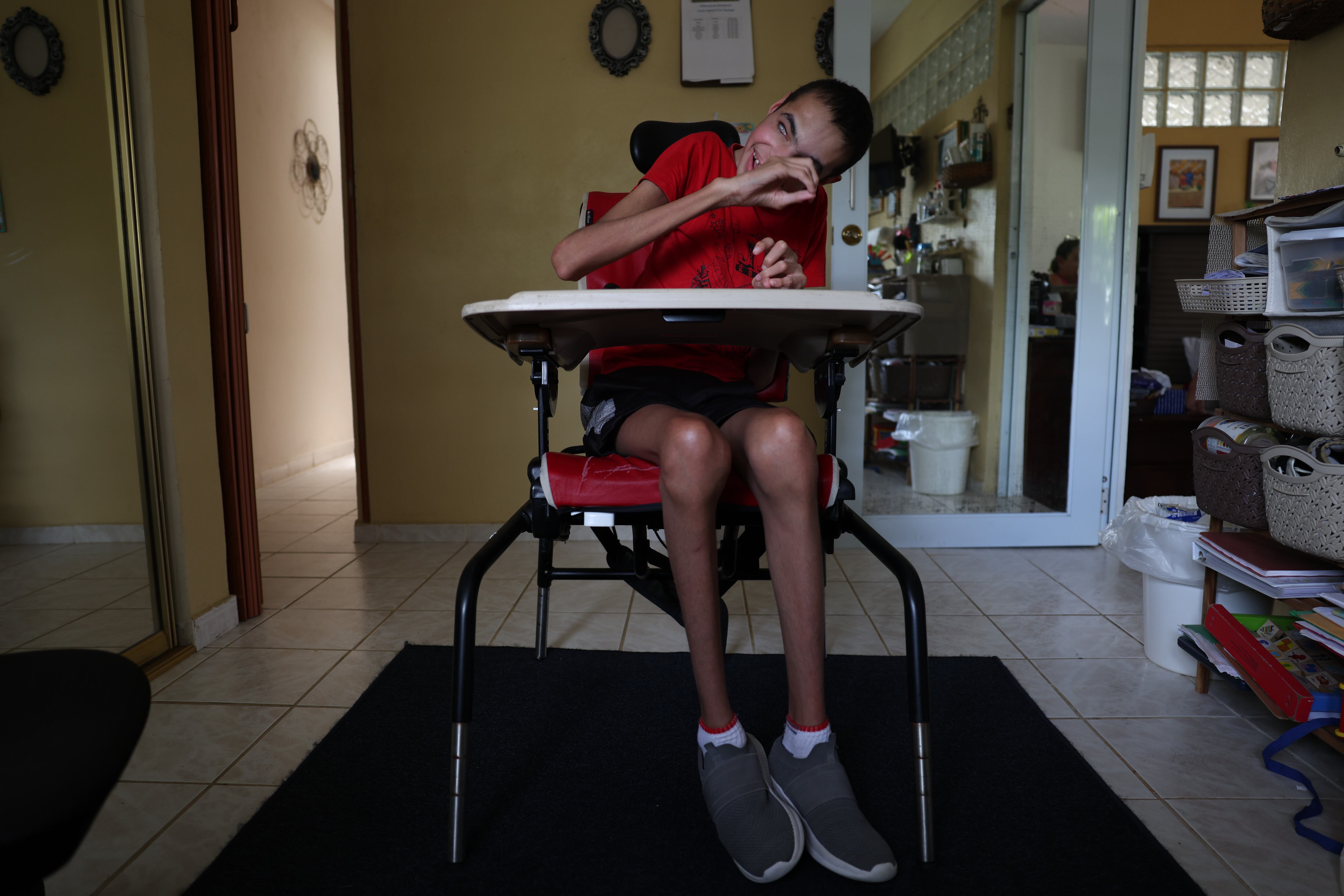 Debido a que padece de varias condiciones, el joven Carlos Manuel Cruz, residente de Coamo, depende de electricidad para operar el equipo médico que lo asiste.
Foto por Ricardo Arduengo | Centro de Periodismo Investigativo