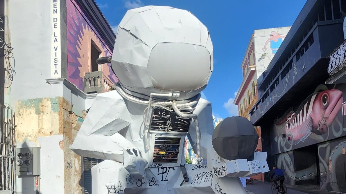 Foto vandalismo escultura El Astronauta