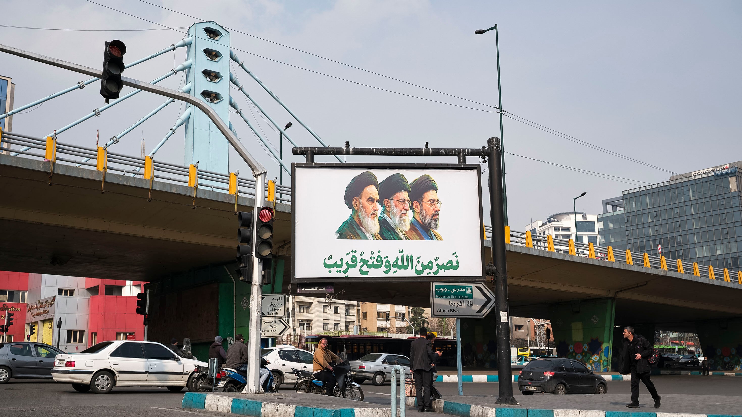 Un cartel muestra al nuevo líder supremo de Irán, Mojtaba Jameneí, junto con su padre y antecesor Alí Jameneí y el fundador de la República Islámica Ruholá Jomeiní eel 16 de marzo de 2026 en Teherán.EFE/Jaime León