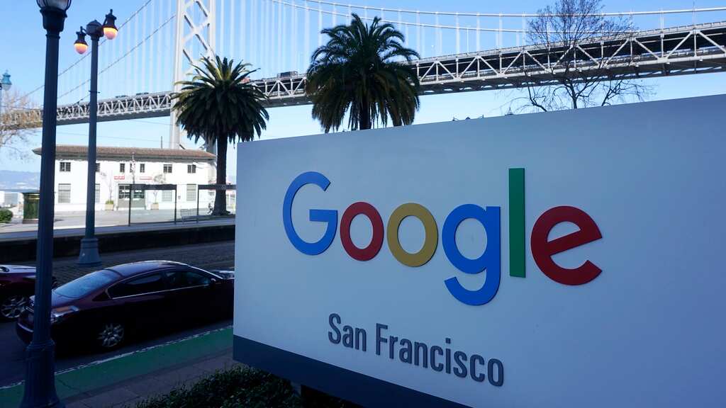 ARCHIVO - El puente de la bahía de San Francisco es visto detrás de un letrero de Google en las oficinas de la compañía en San Francisco, California, el 12 de abril de 2023. (AP Foto/Jeff Chiu, Archivo)