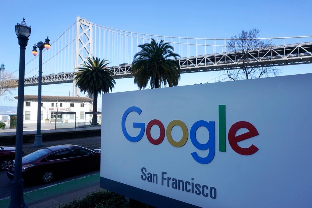 ARCHIVO - El puente de la bahía de San Francisco es visto detrás de un letrero de Google en las oficinas de la compañía en San Francisco, California, el 12 de abril de 2023. (AP Foto/Jeff Chiu, Archivo)