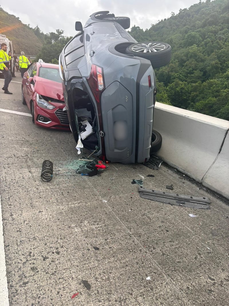 Accidente con auto volcado en Cayey.