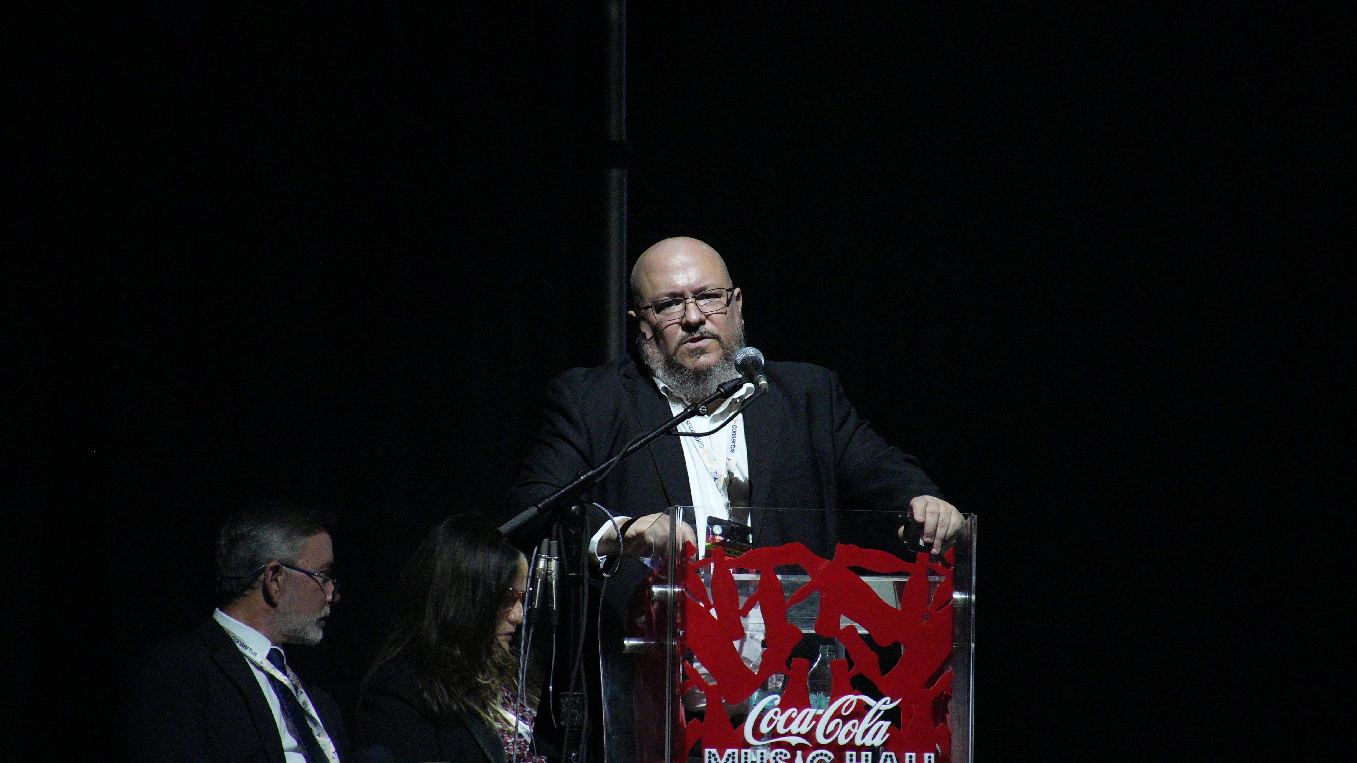 Ángel Rivera de la Cruz advirtió que el sistema eléctrico de Puerto Rico enfrenta apagones más frecuentes y prolongados que en Estados Unidos.