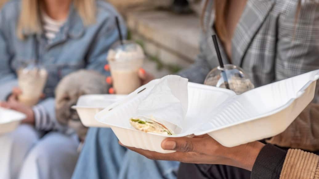 Mejores amigos pasando el rato mientras disfrutan de una taza de café