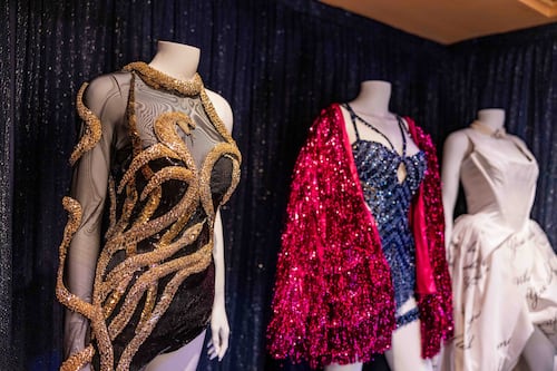 Los looks icónicos de The Eras Tour de Taylor Swift se exhiben en Walt Disney World