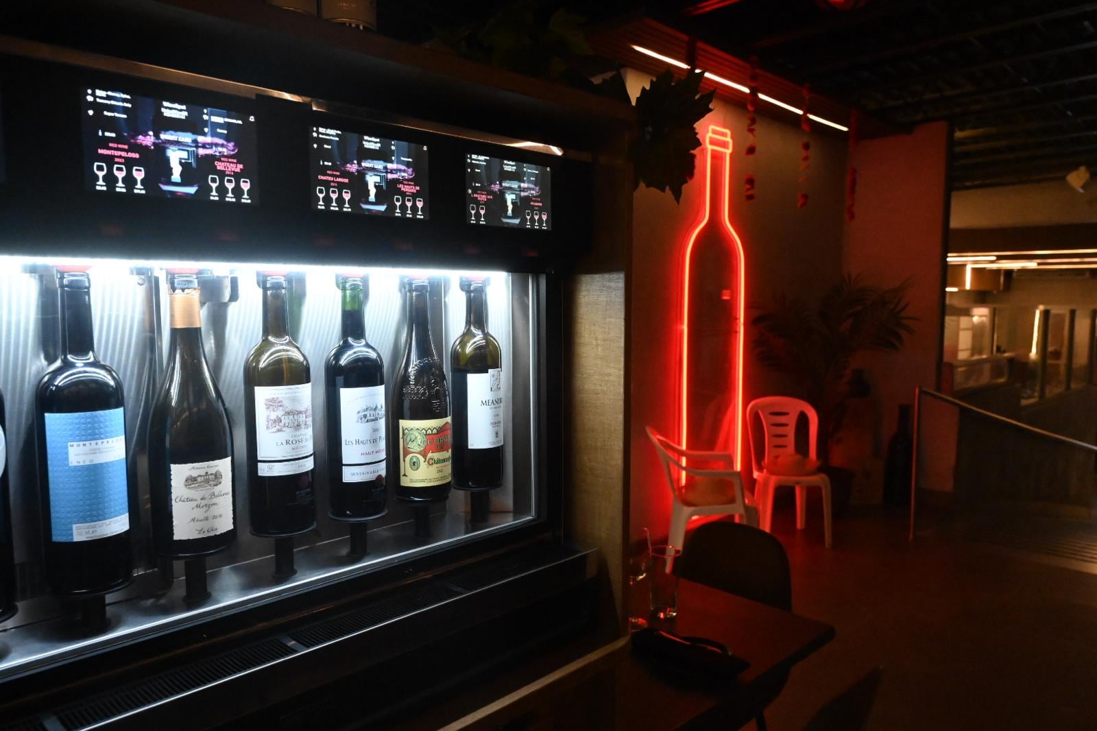 El sistema funciona con unas máquinas dispensadoras de vino y una tarjeta recargable que permite probar vinos antes de decidir si comprar la botella.