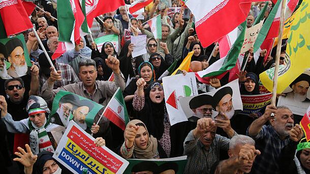 Iraníes se expresan tras anunciarse un alto al fuego entre Irán e Israel.