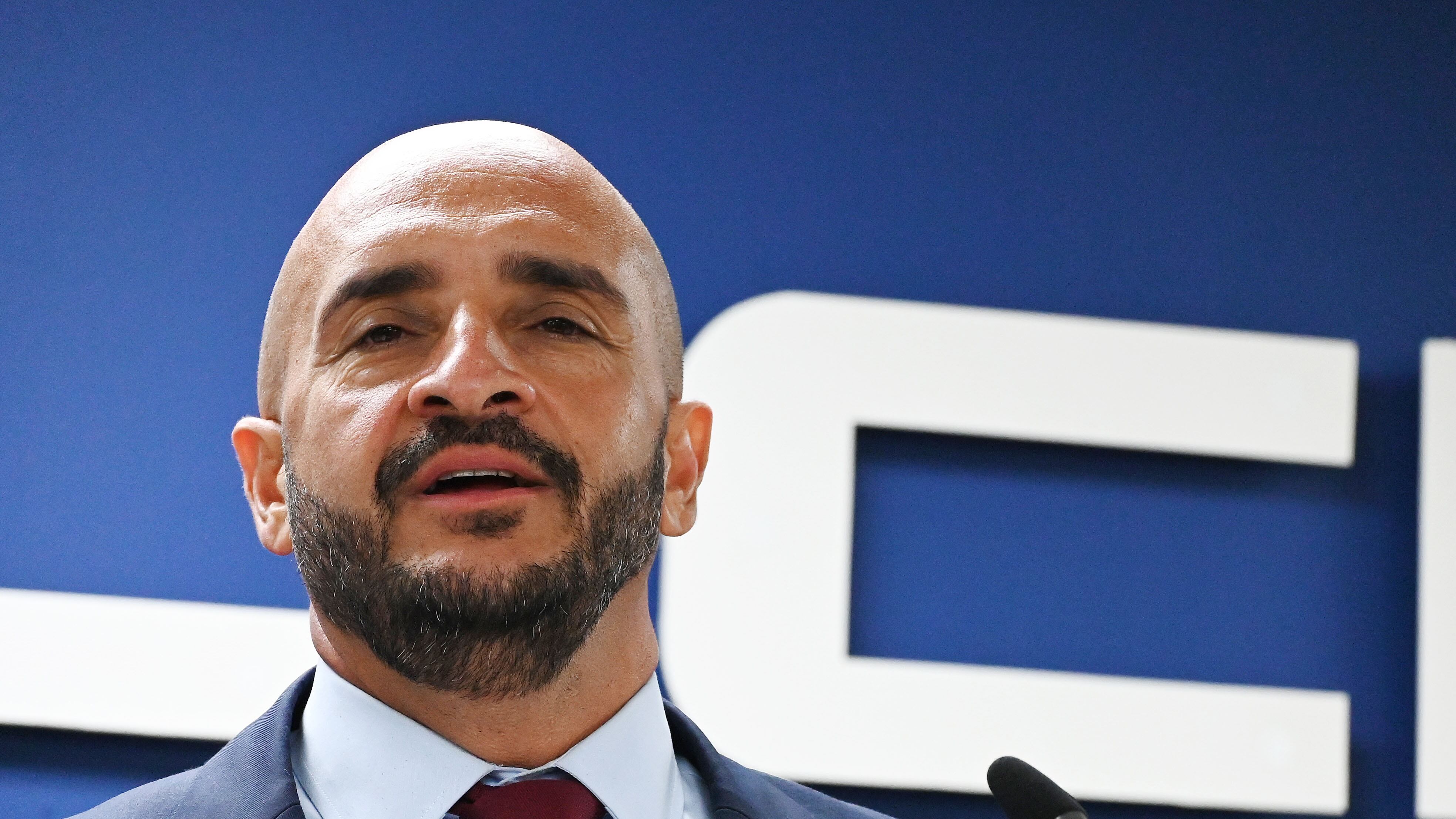 El Comisionado de la Policia, Joseph González. Conferencia semanal del Negociado de la Policía