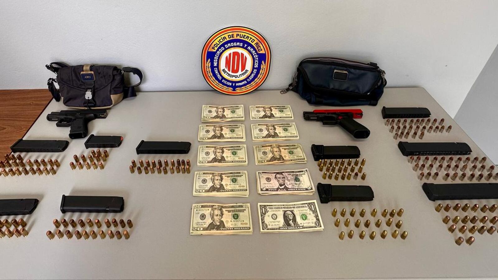 En el lugar, los agentes ocuparon dos pistolas Glock —una calibre 9mm y otra .40— ambas modificadas para disparar de manera automática. También incautaron 10 cargadores, 226 municiones y $1,794.00 en efectivo.