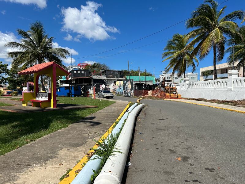 La tubería provisional atraviesa el sector La Puntilla del Barrio Pueblo, en Arecibo.

Foto por Gabriela Carrasquillo Piñeiro | Centro de Periodismo Investigativo