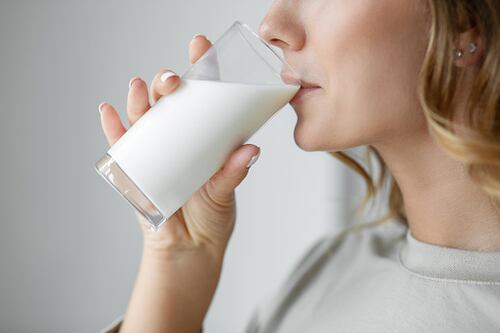 ¿Es bueno o es malo consumir leche?