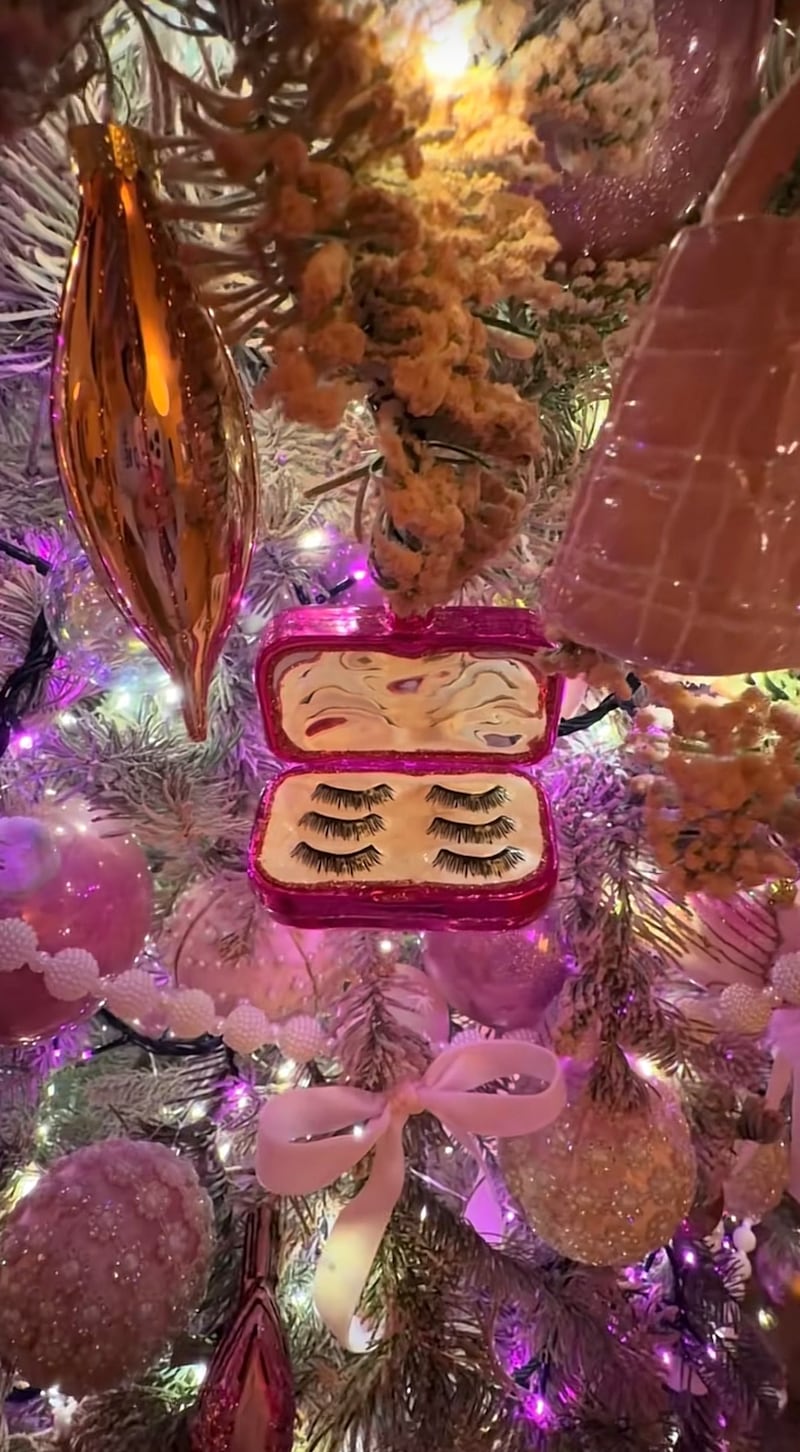 Benny Blanco y Selena Gomez sorprenden con sus árboles de Navidad fuera de lo común