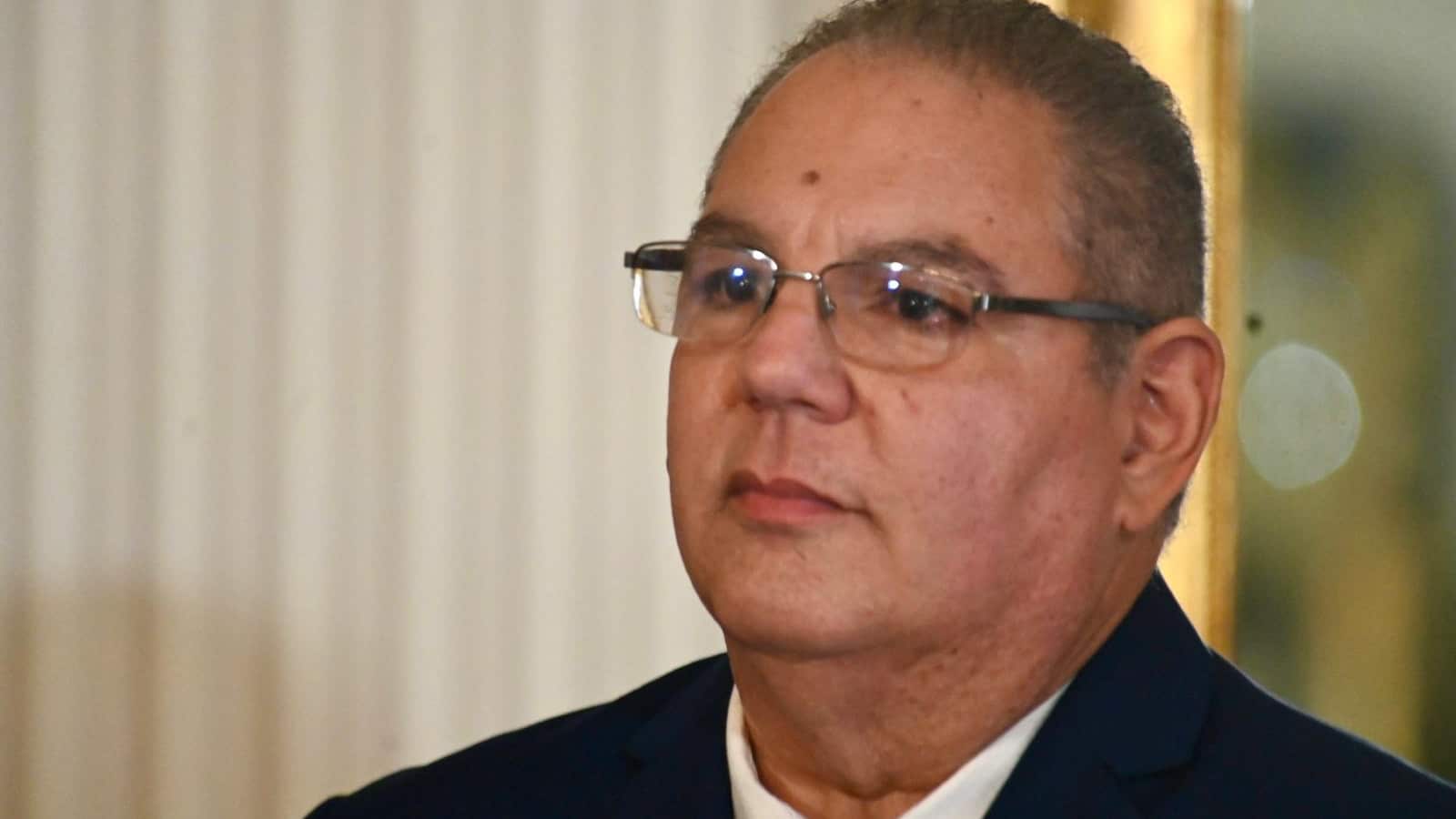 El periodista deportivo fue designado como secretario del Departamento de Recreación y Deportes.