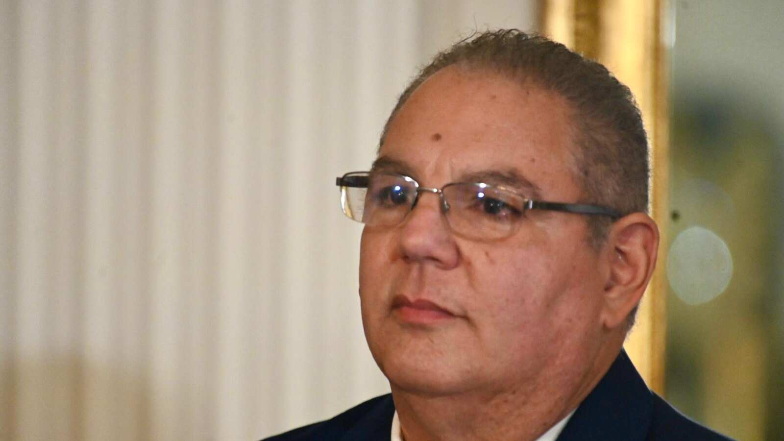 El periodista deportivo fue designado como secretario del Departamento de Recreación y Deportes.