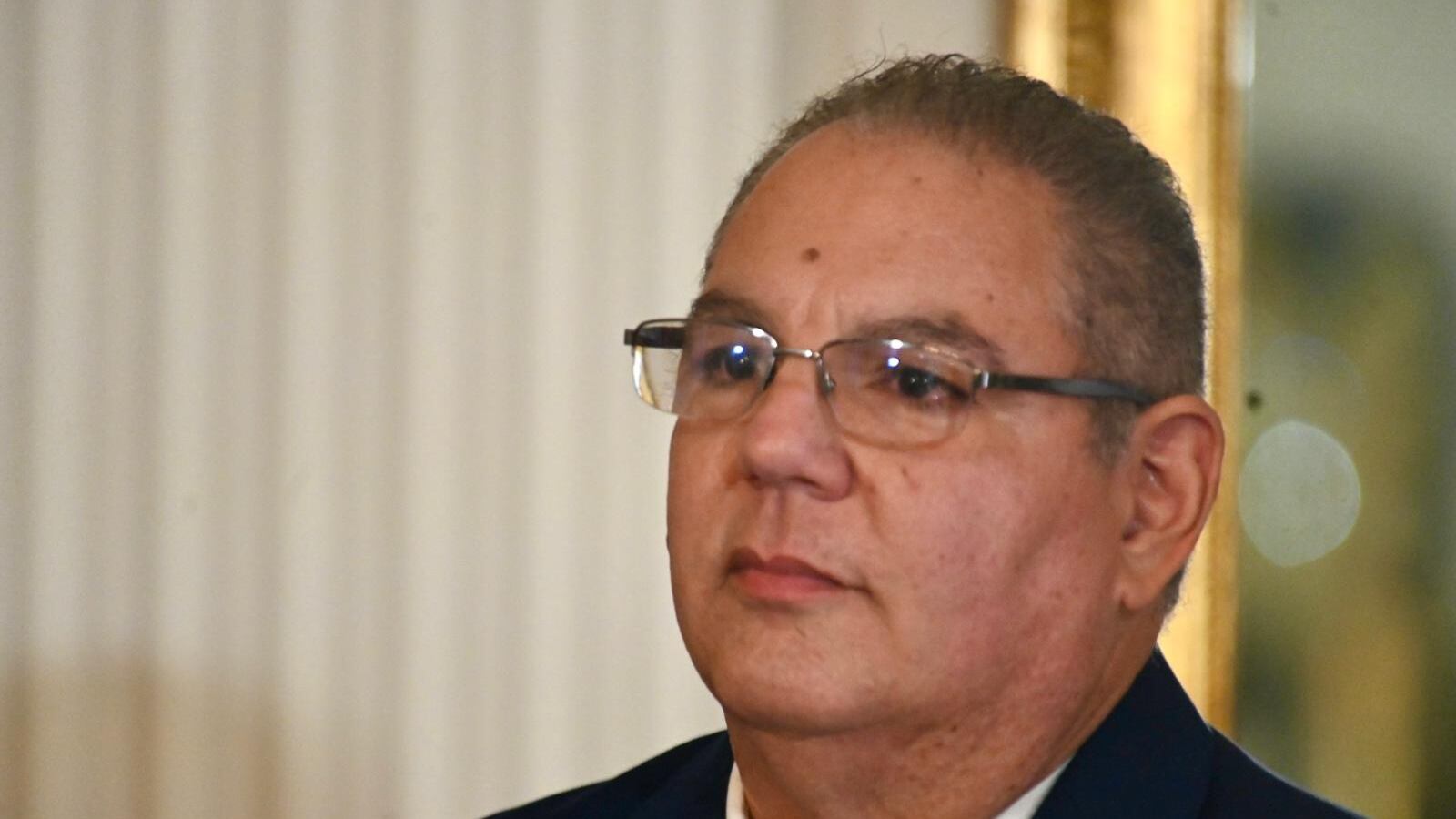 El periodista deportivo fue designado como secretario del Departamento de Recreación y Deportes.