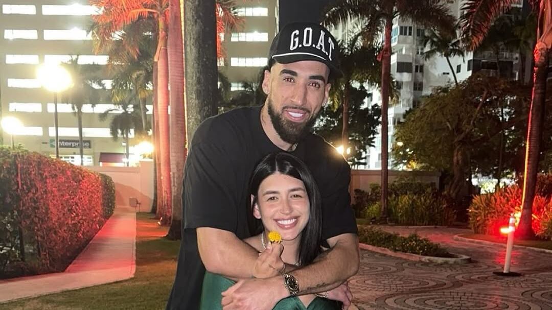 Chris Duarte, baloncelista dominicano que juega con los Vaqueros de Bayamón, junto a su esposa, Sylvia Velázquez.