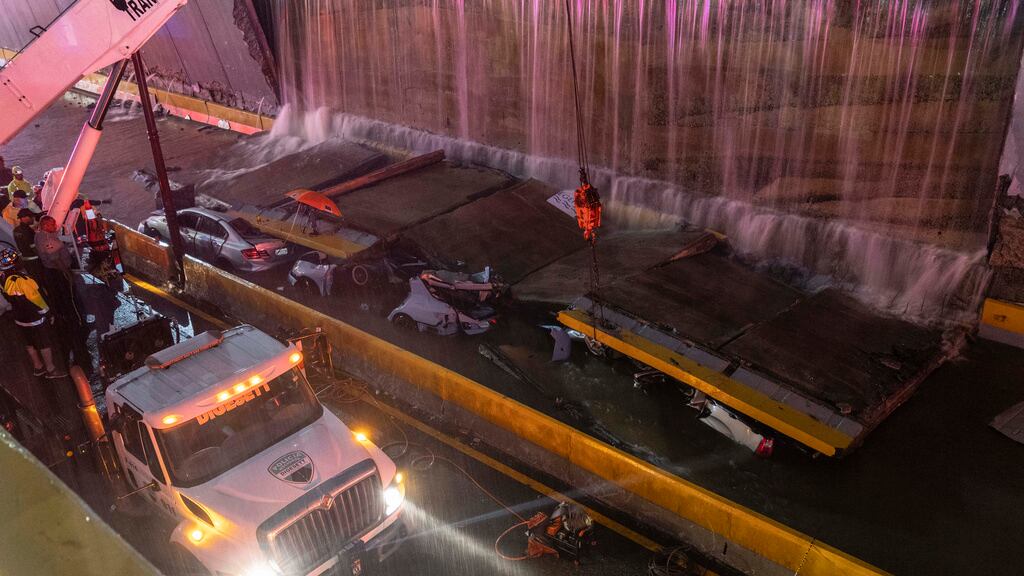 Equipos de rescate trabajan en el lugar donde se derrumbó un muro en la entrada de un túnel en Santo Domingo, República Dominicana, el sábado 18 de noviembre de 2023. Según la Defensa Civil, al menos 9 personas murieron cuando el muro se derrumbó debido a las fuertes lluvias. (Foto AP/Eddy Vittini)