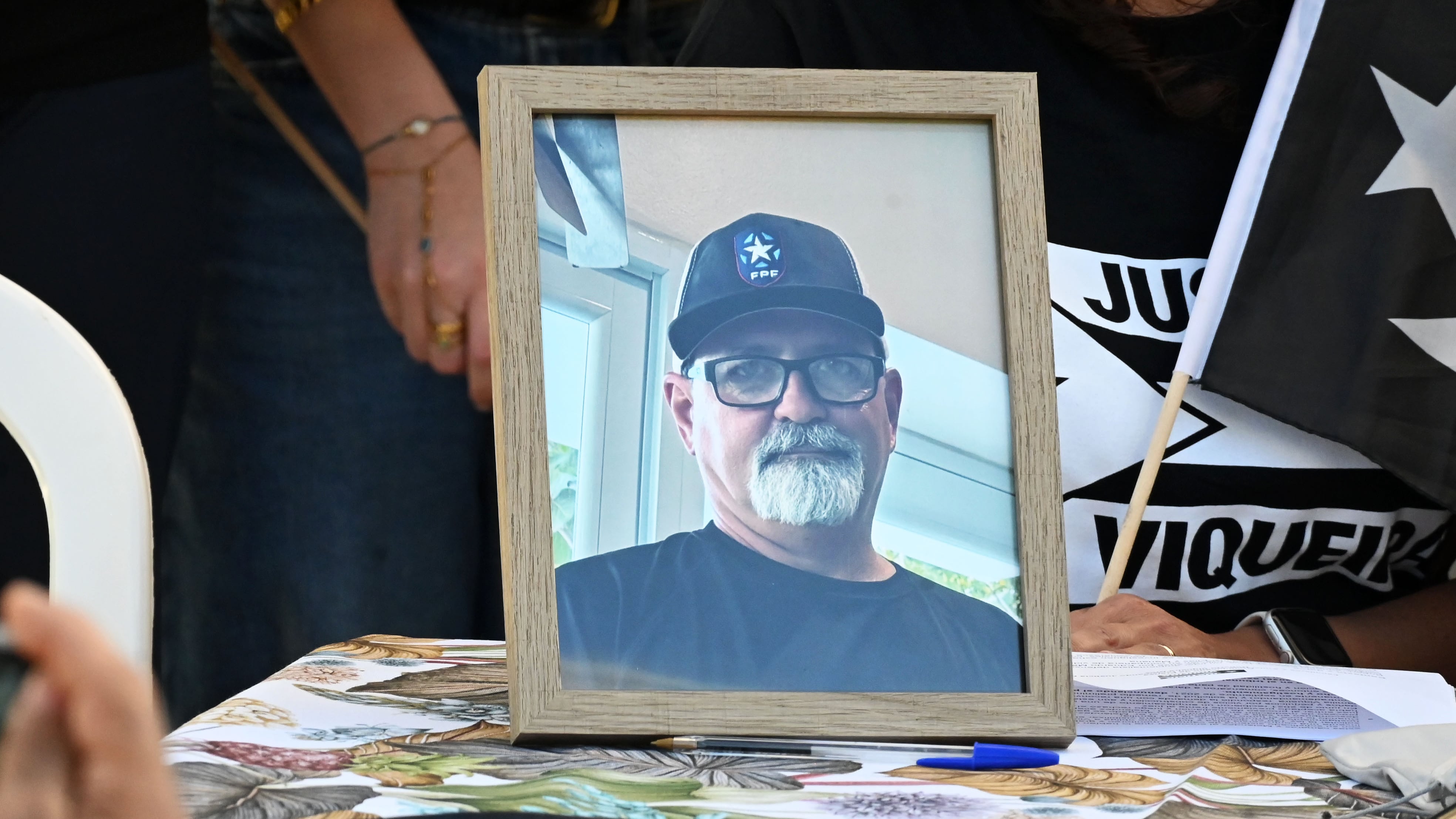 Moshayra Vicente Cruz, viuda de Viqueira, familiares y amistades, piden Justicia para Roberto Viqueira, frente al departamento de Justicia.