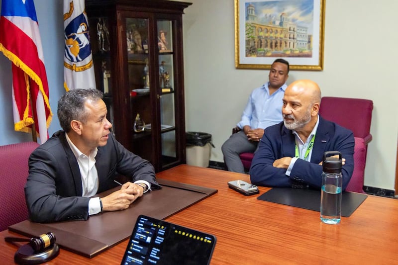 El alcalde de San Juan, Miguel Romero, quien estableció un censo sobre los pacientes vulnerables del municipio, se reunió en agosto con Juan Saca, presidente de LUMA, derecha, para discutir la inestabilidad del sistema eléctrico.