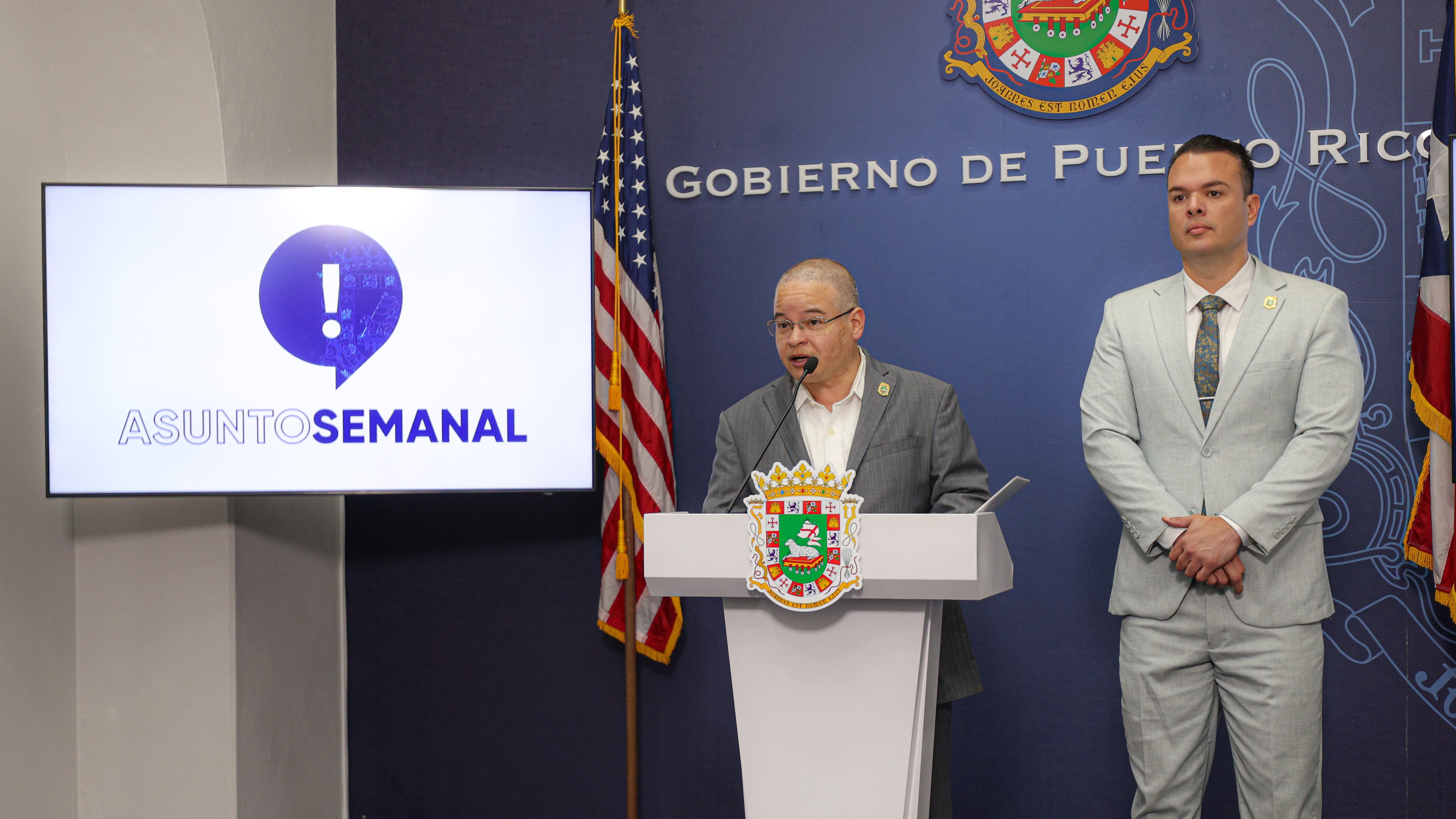 El doctor Eliezer Ramos Parés, secretario del Departamento de Salud, junto al licenciado Hiram Torres Montalvo, secretario de DACO.
