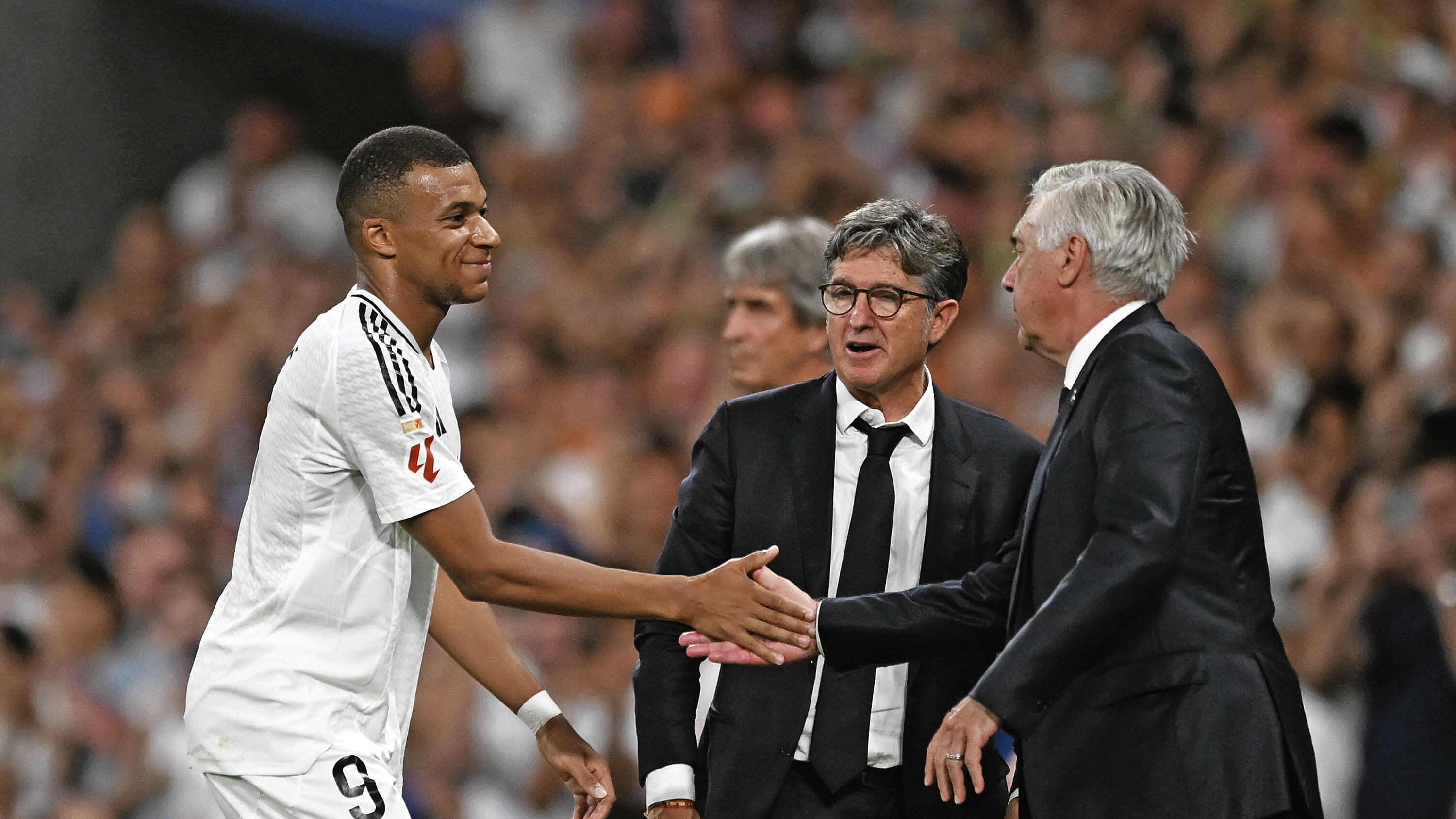 MADRID, ESPAÑA - 1 DE SEPTIEMBRE: Kylian Mbappé del Real Madrid interactúa con Carlo Ancelotti, entrenador del Real Madrid, tras ser sustituido durante el partido de La Liga entre el Real Madrid CF y el Real Betis Balompie en el Estadio Santiago Bernabeu el 1 de septiembre de 2024 en Madrid , España. (Foto de Denis Doyle/Getty Images)