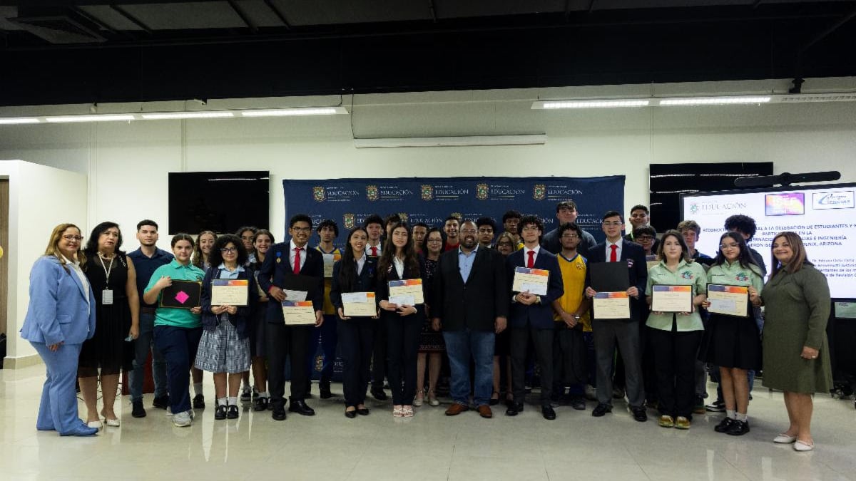 DE otorga becas a 26 estudiantes de 15 escuelas.