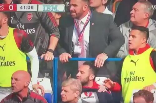 Broma de Alexis en la banca del Arsenal desató polémica en Inglaterra