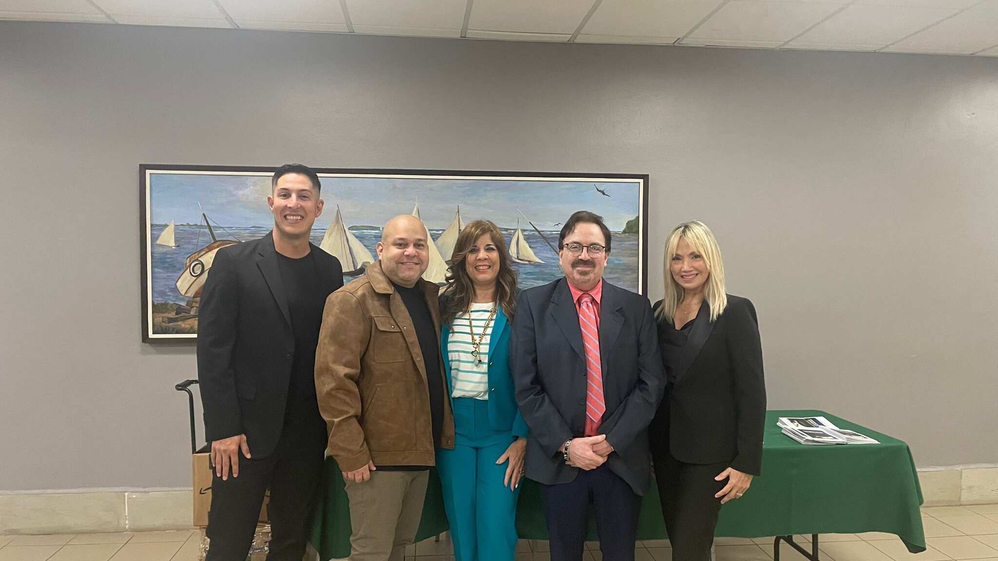 Los psicólogos Alfonso Martínez Taboas, Margarita Francia Martínez y Juan Aníbal González Rivera presentan su libro, junto a dos colegas.
