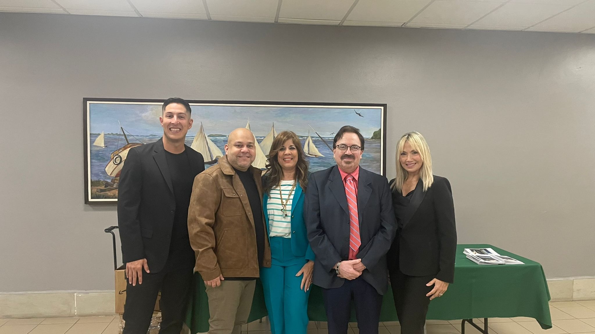 Los psicólogos Alfonso Martínez Taboas, Margarita Francia Martínez y Juan Aníbal González Rivera presentan su libro, junto a dos colegas.