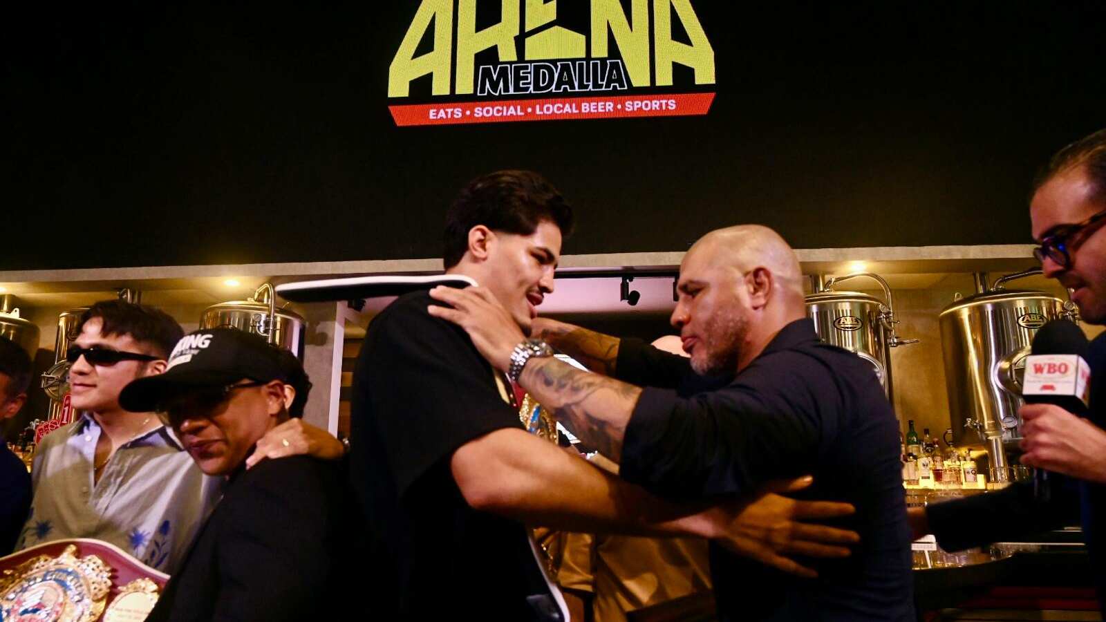 El boxeador recibió su cinturón del campeonato mundial de la OMB.