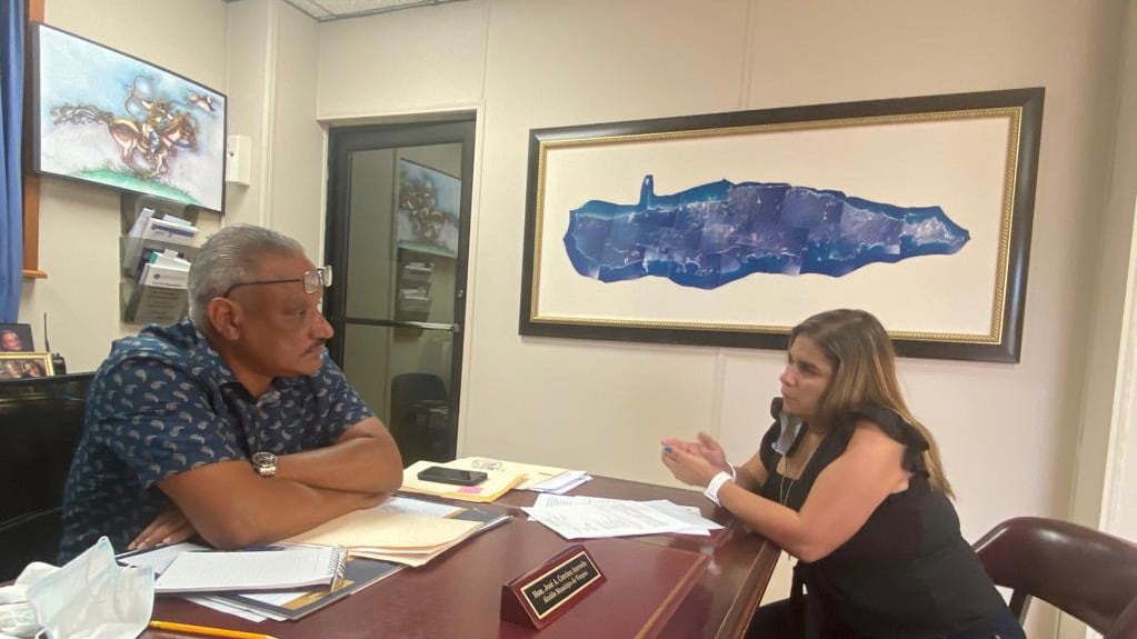 El alcalde de Vieques, José Corcino, y la senadora Marissa Jiménez en una reunión.