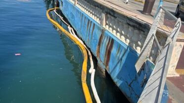 descarga de aceite desde tubería antigua en bahía de San Juan