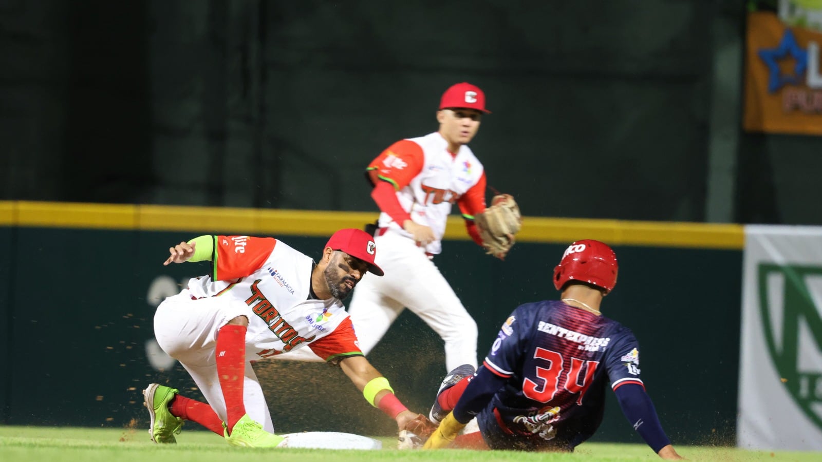 Richard González realiza una jugada en la intermedia (foto por Aldwin Santiago)