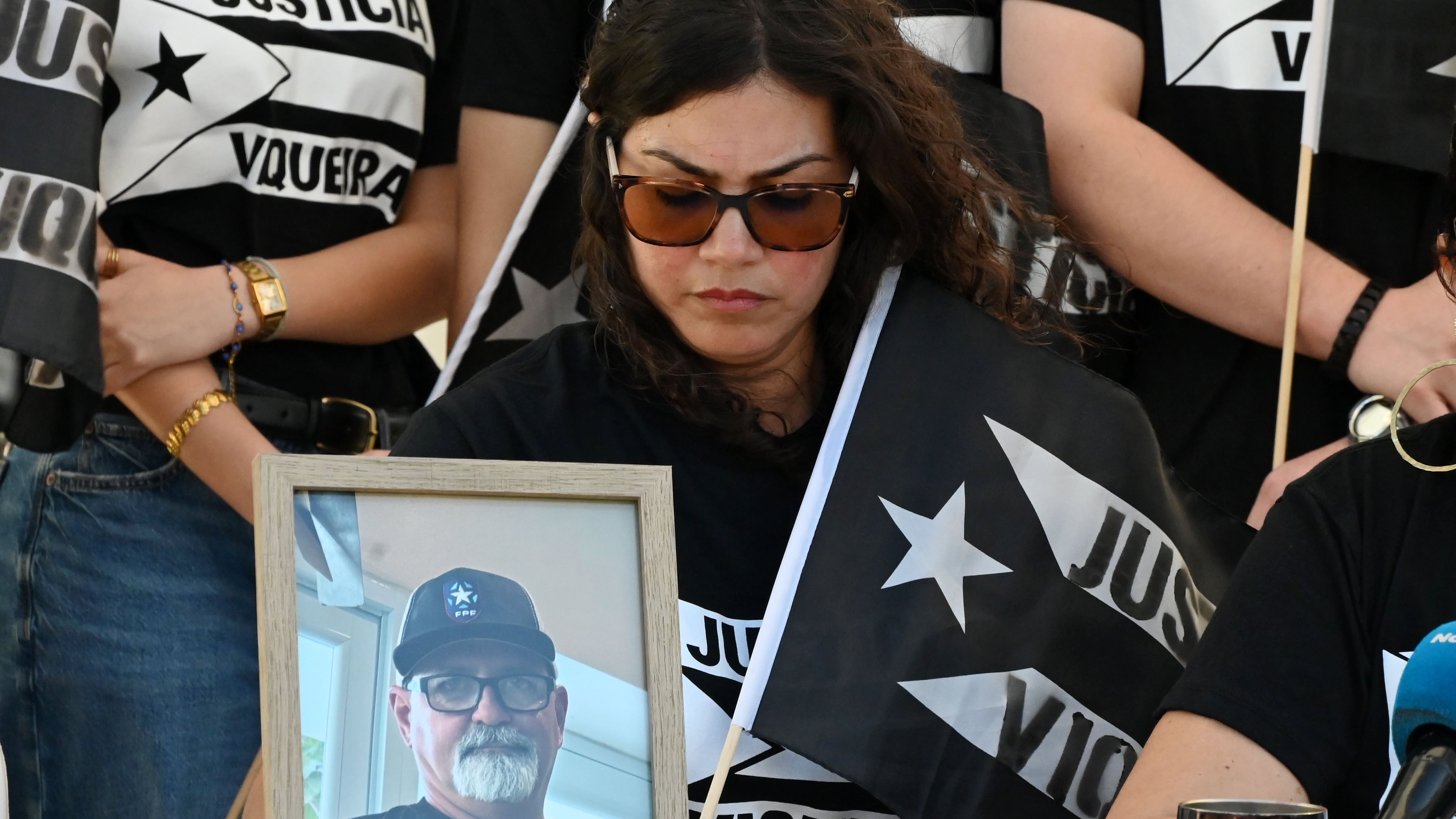 Moshayra Vicente Cruz, viuda de Viqueira, familiares y amistades, piden Justicia para Roberto Viqueira, frente al departamento de Justicia.