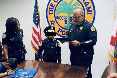 Niño con un tumor cerebral cumple su sueño de ser jefe de policía