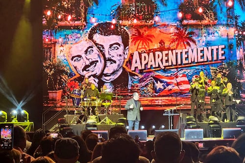 Tony Vega celebra medio siglo de trayectoria con emotivo concierto