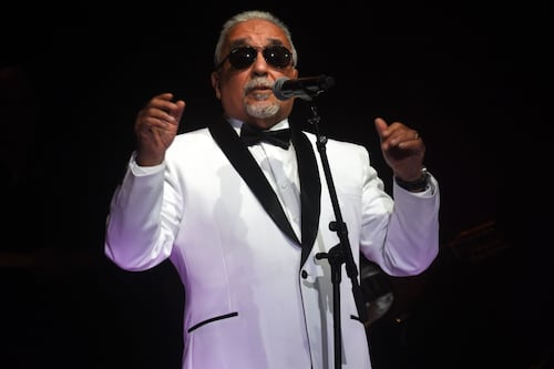 Centenares de personas despiden en Nueva York a Willie Colón entre aplausos y salsa