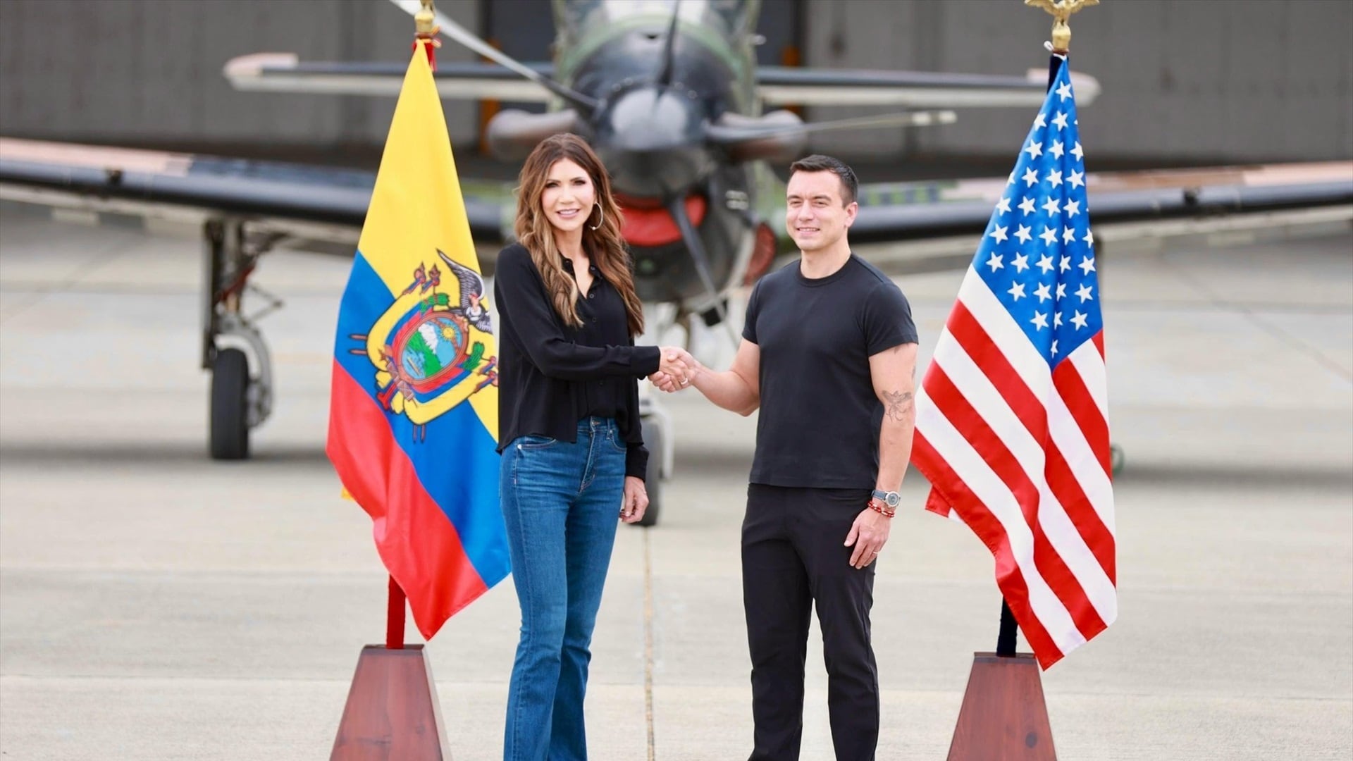 La secretaria de Seguridad Nacional de Estados Unidos, Kristi Noem, saluda al presidente de Ecuador, Daniel Noboa, en una base militar en Manta, Ecuador