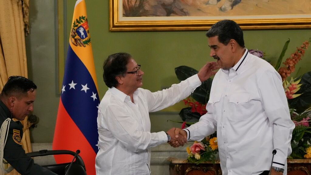 El presidente colombiano Gustavo Petro, centro, estrecha su mano con el presidente venezolano Nicolás Maduro en el Palacio Presidencial Miraflores en Caracas, Venezuela, el sábado 18 de noviembre de 2023. (AP Foto/Ariana Cubillos)
