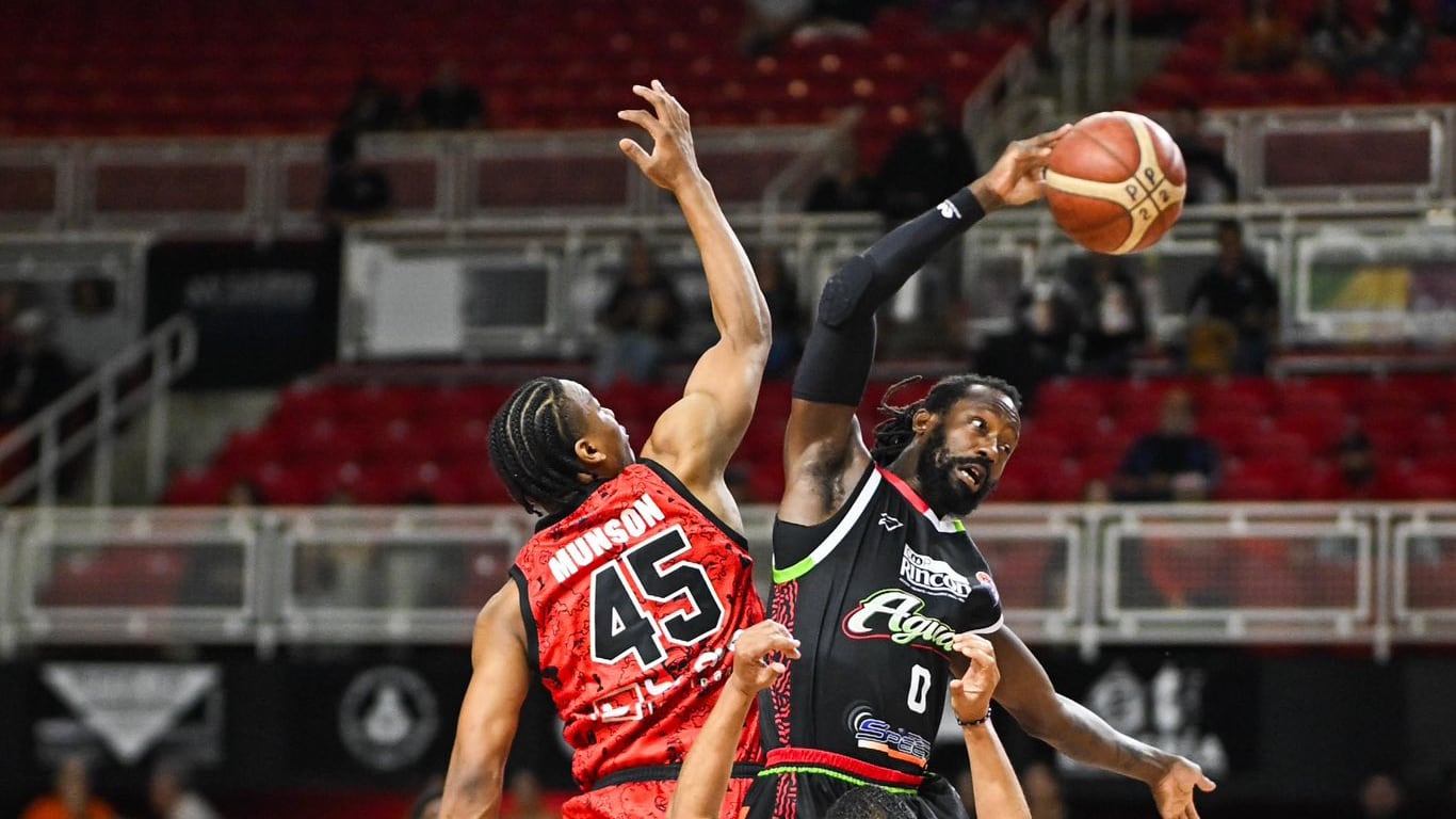 Santeros vs Piratas.