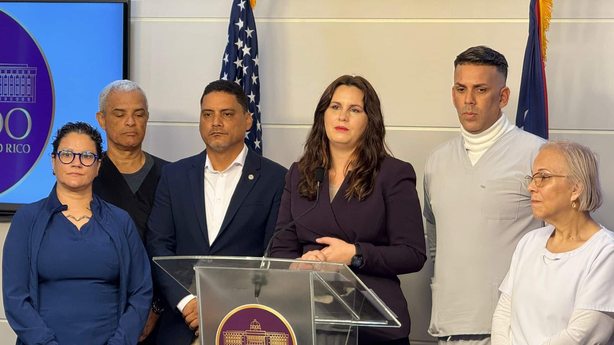 Profesionales de salud junto a la senadora Ada Álvarez Conde.