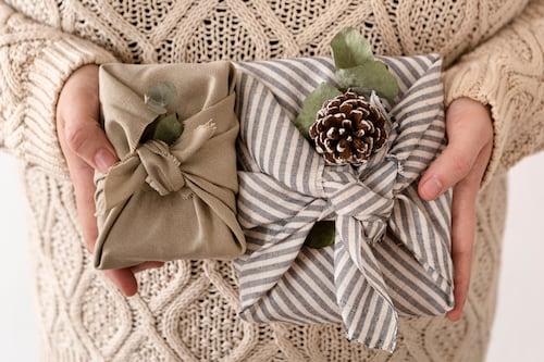 ¿Se acabó envolver con papel? Este truco japonés para empacar regalos es la nueva obsesión esta Navidad 2025