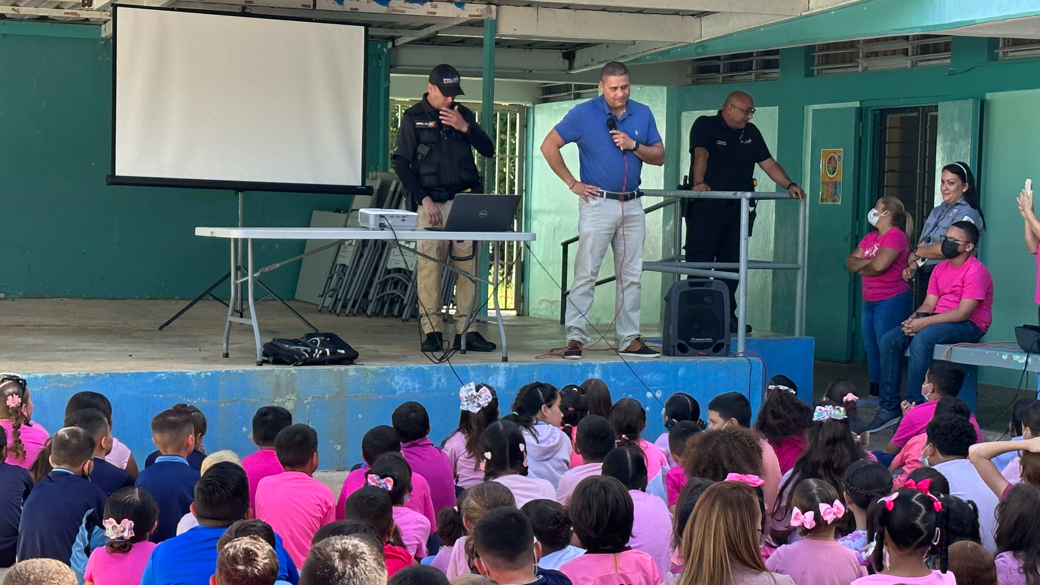 Agentes de la Policía Municipal de Naranjito orientan a estudiantes de la escuela elemental Silvestre Martínez.